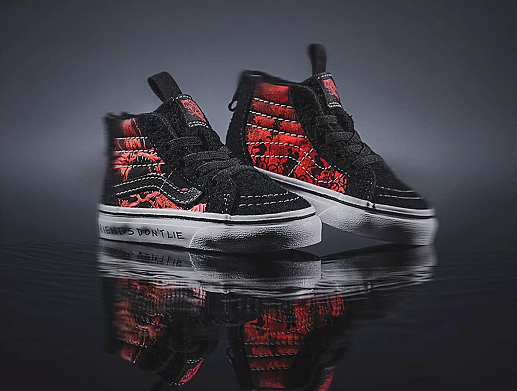Zapatilla Vans Sk8-Hi Zip Stranger Things Infantil Negro