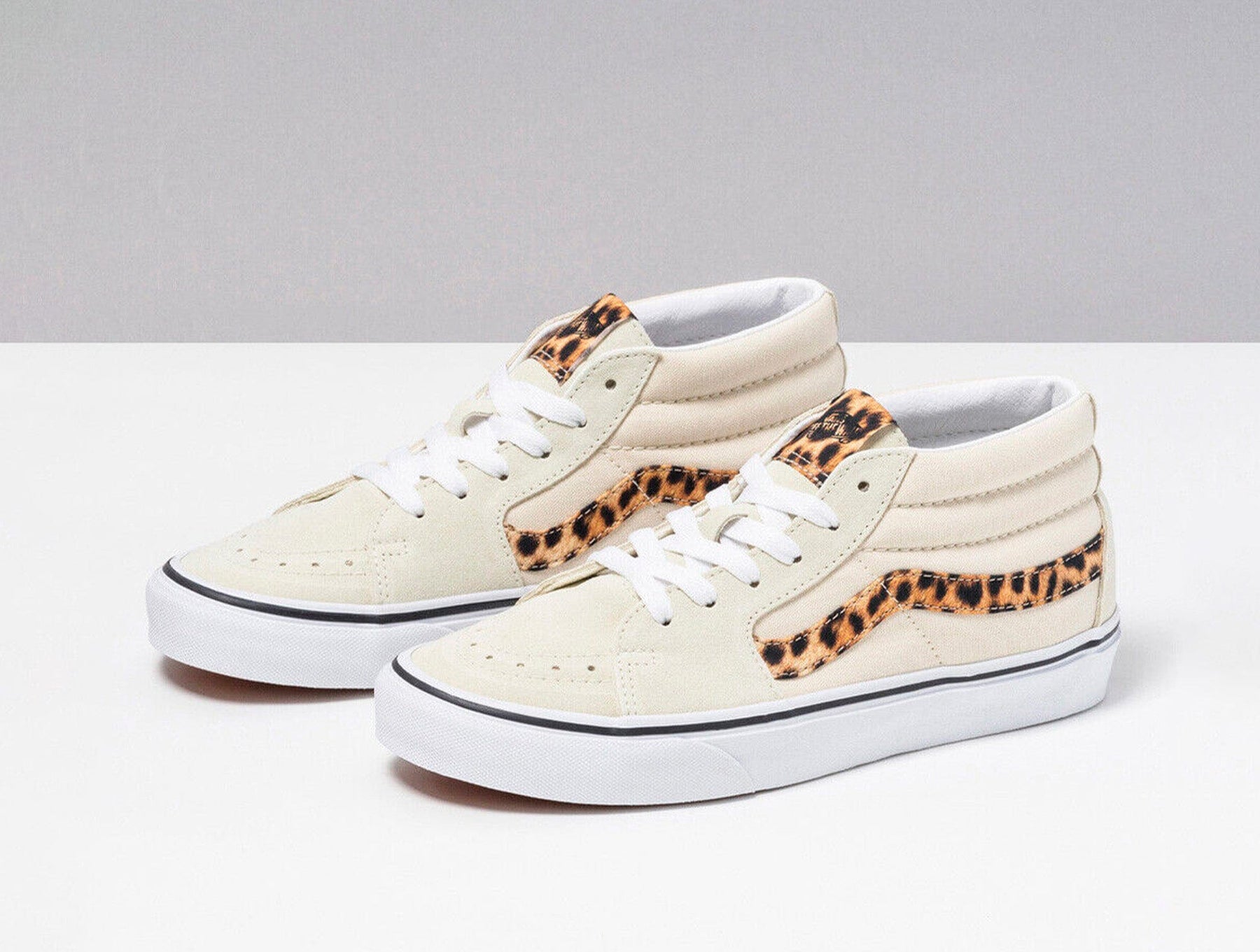 Zapatilla VaNS Sk8-Mid Mujer Beige